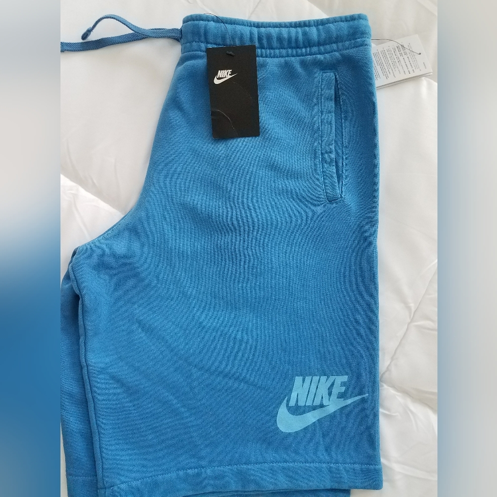 Nike shortsbeith tags